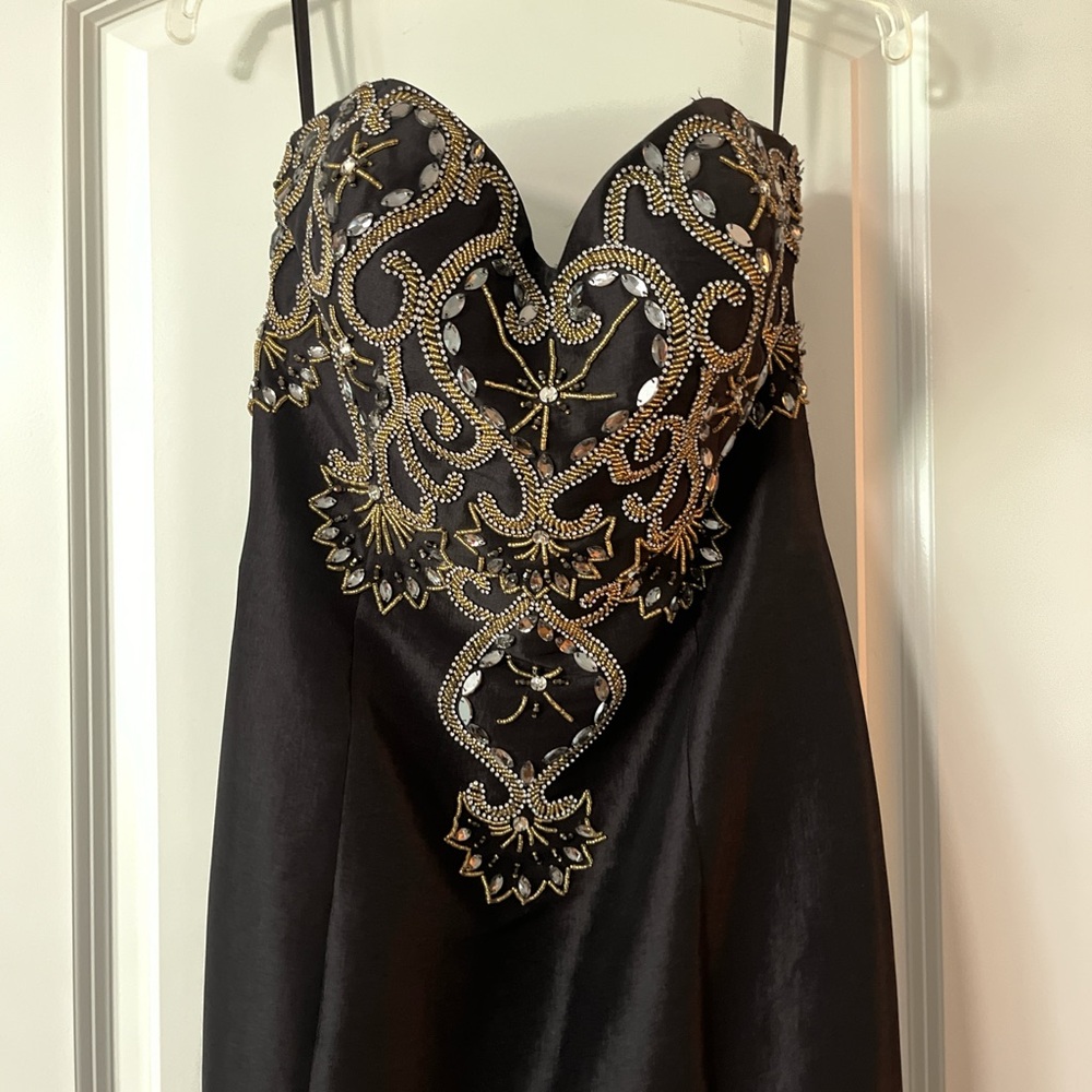 Black maxi dress w/ sweat heart neckline